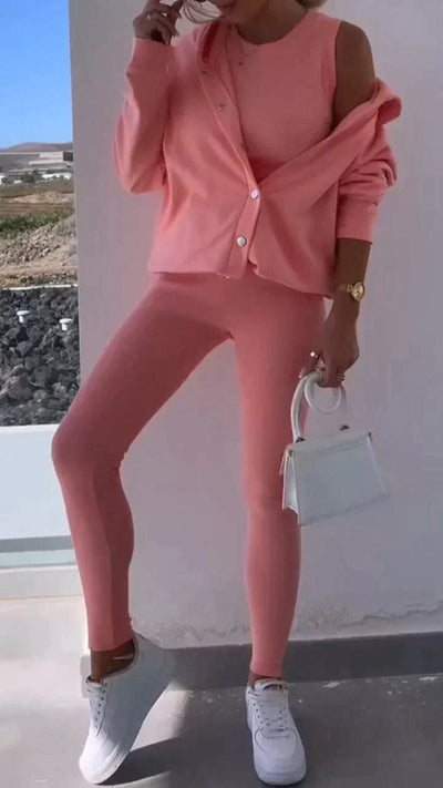 Nera - Dreiteiliges Set bestehend aus einer Strickjacke mit Kapuze, einem Oberteil und einer Hose