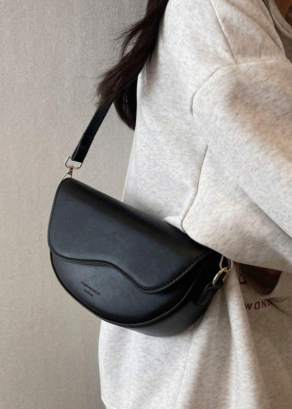 Halbmondtasche im minimalistischen Stil - Malibu