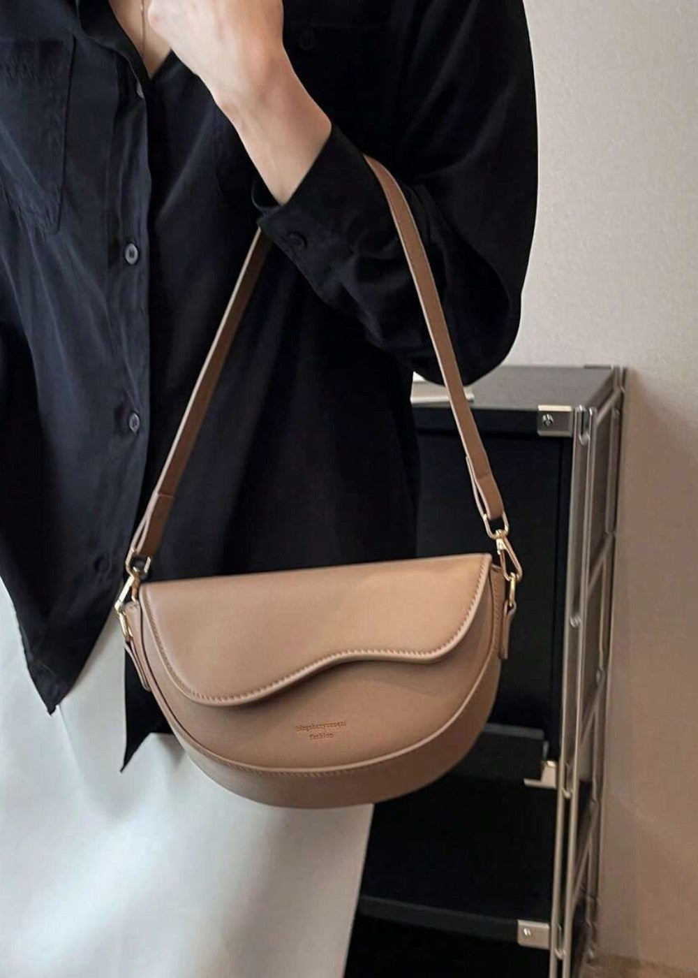Halbmondtasche im minimalistischen Stil - Malibu