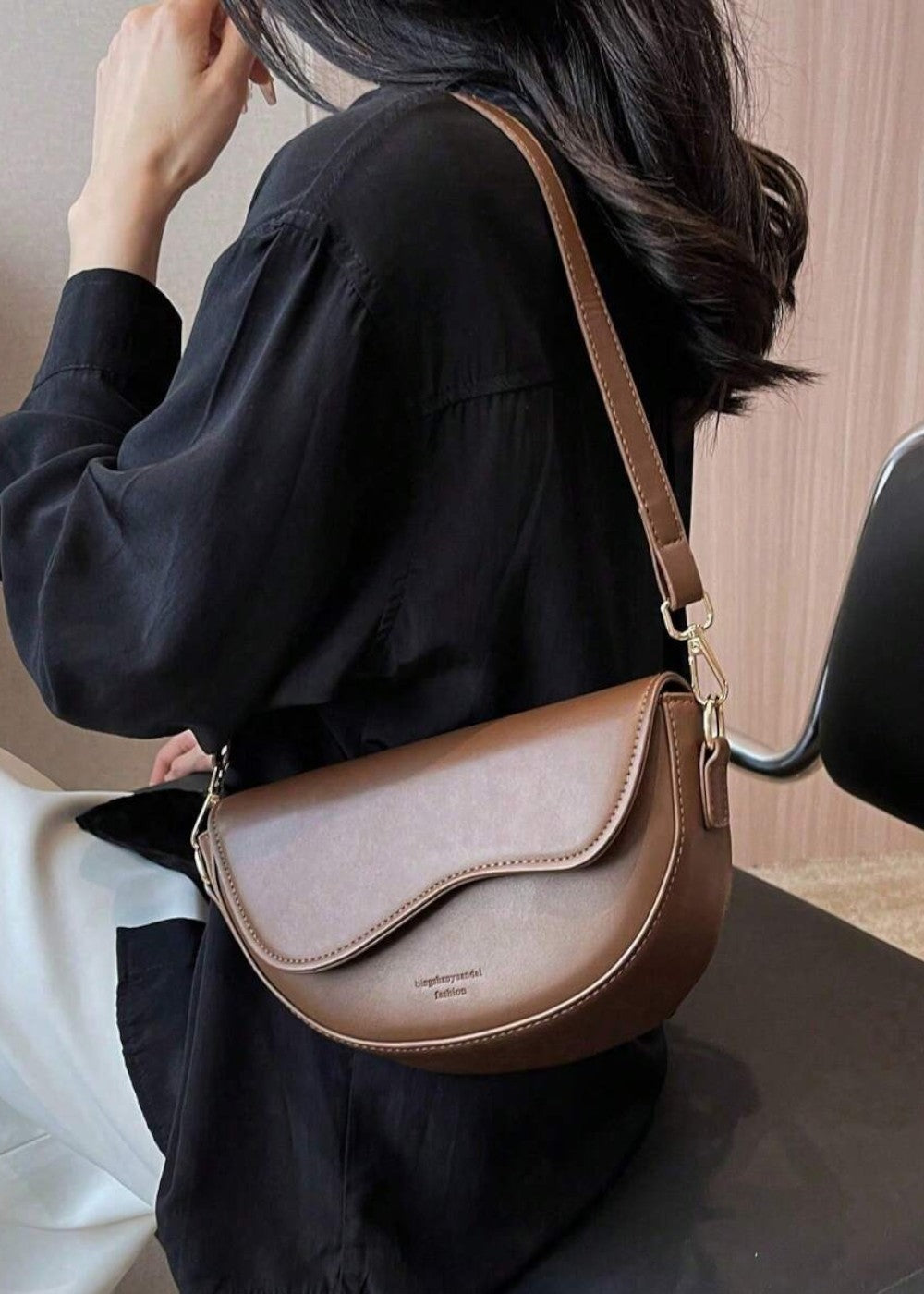 Halbmondtasche im minimalistischen Stil - Malibu