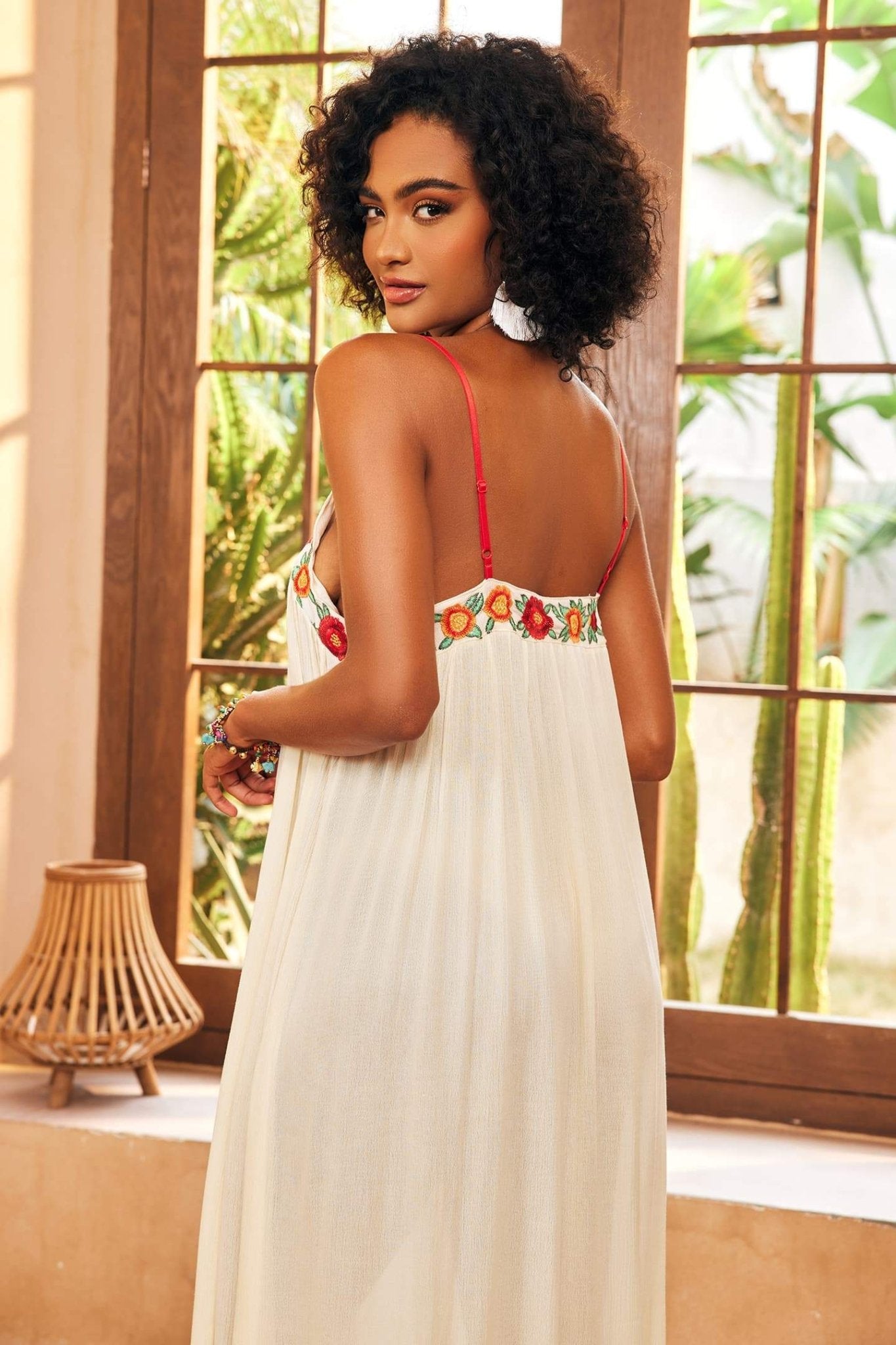 Mila - Schlupf-Maxikleid mit V-Ausschnitt und floraler Stickerei