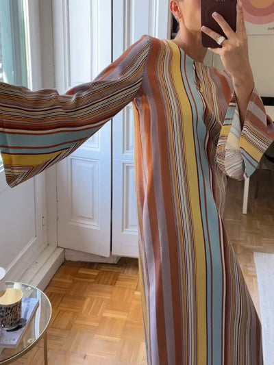 Ranora - Gestreiftes Kleid mit Hornärmeln