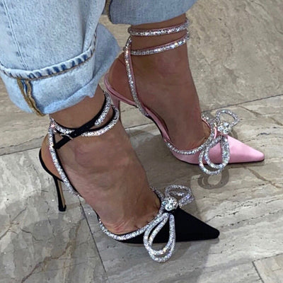 Layla - Chice High Heels mit Strasssteinen, spitzer Zehe und Satin-Schmetterling