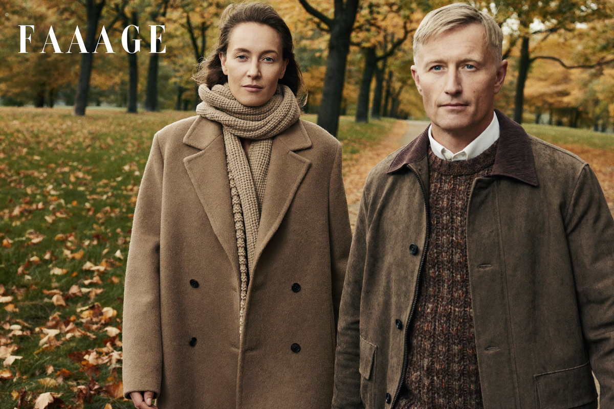 Paar im Herbstpark in Wollmantel und Feldjacke